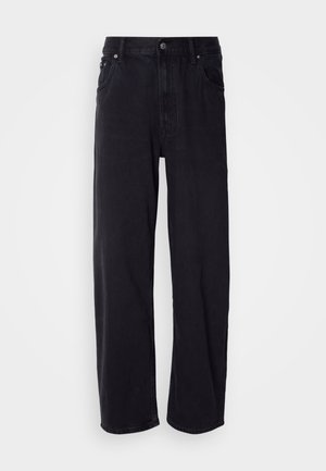 Fekete farmernadrág laza fazonban, magas derékkal, öt zsebbel és fém gombos díszítéssel. A szövet matt textúrájú.