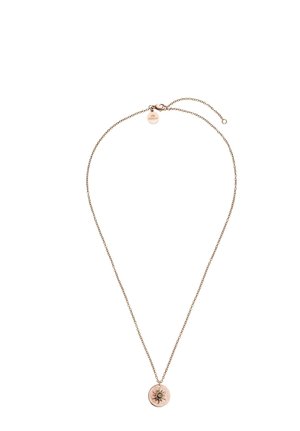 Zarte goldene Halskette mit rundem Anhänger, der ein Sonnenmotiv und einen kleinen grünen Edelstein in der Mitte zeigt.