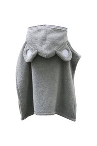 Coperta con cappuccio in pile grigia, con accenti a forma di orecchie rotonde, lati aperti e finitura testurizzata, che presenta un aspetto morbido e accogliente.