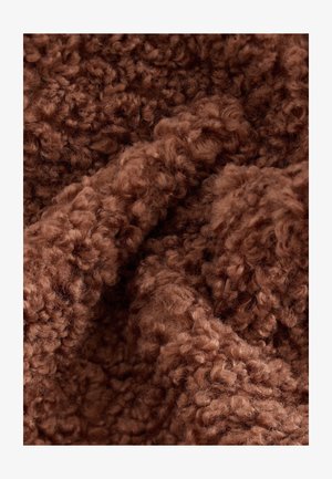 Minkšta, tekstūruota ruda audinys su garbanota, pūkuota paviršiaus tekstūra. Medžiaga atrodo puri ir viliojanti, demonstruojanti gilias, sodrias spalvų variacijas.