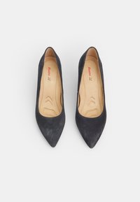 Scarpe con tacco alto in suede nero, con punta appuntita, soletta imbottita e superficie liscia. Etichettate "Bata 24" sulla soletta.