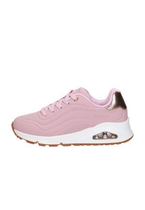 Roze sneaker met een glad bovenwerk van synthetisch materiaal, gestructureerde accenten en een witte tussenzool. Heeft een zichtbare luchtdempeenheid en een bruine rubberen buitenzool.