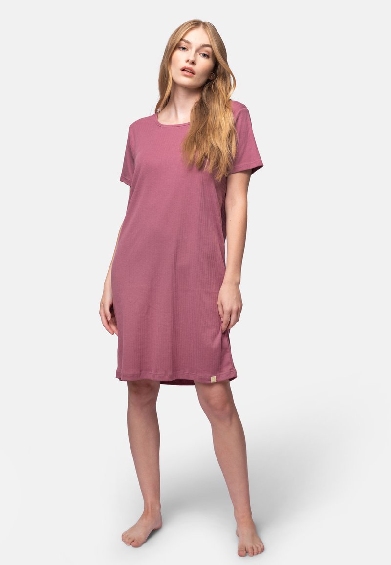 Abito a maniche corte, lungo fino al ginocchio, in cotone rosa polveroso con un motivo текстurato e scollatura arrotondata; presenta un piccolo etichetta all'orlo.