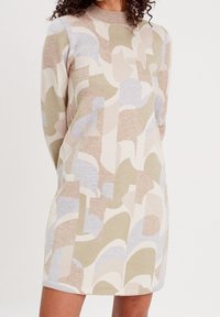 Strikket kjole med rund halsudskæring, prydet med et geometrisk mønster i beige, grøn og lyseblå. Blødt tekstureret stof; lange ærmer.