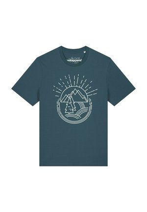 Dunkel-türkisfarbenes T-Shirt mit kurzen Ärmeln und weißer Linienzeichnung von Bergen, zwei Bäumen, Hügeln und Sonnenstrahlen in der vorderen Mitte.