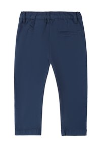 Marineblauwe kinderbroek gemaakt van zacht materiaal, met een tailleband, een achterzak en rechte pijpen met gestikte zoom.