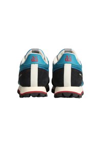 Sneaker in suede navy e sintetico teal con suola bianca e rossa. Presenta una striscia bianca a contrasto sul tallone e dettagli del logo.
