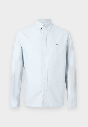 Lyseblå skjorte med lange ermer i myk bomull, spiss krage og en liten brodert logo på venstre bryst.