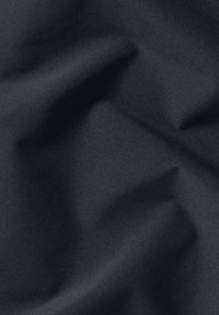 Donker marineblauw textiel met een gestructureerd oppervlak en een gladde, lichtglanzende afwerking, met subtiele rimpels en plooien. Ideaal voor verschillende textieltoepassingen.