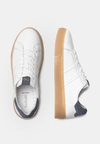 Weiße Sneakers mit einem glatten Lederober material, marineblauen Wildlederakzenten und einer Gummisohle. Verfügt über flache Schnürsenkel und gestickte Details.