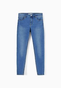 Blå skinny jeans med framfickor, bältesöppningar och en knapp med dragkedja, presenterade på en vit bakgrund.