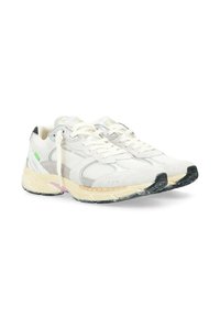 Baskets légères avec une tige en mesh blanc et des accents en daim gris, un talon noir, des détails verts et roses, ainsi qu'une semelle en caoutchouc texturé.