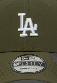 Ρυθμιζόμενο καπέλο σε ελιά πράσινο με λευκό κεντητό λογότυπο "LA" στην μπροστινή πλευρά. Διαθέτει κυκλική ετικέτα New Era 9FORTY στη γείσα.