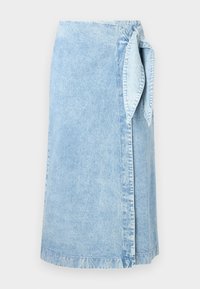 Lys blå denim omslagskjørt, med en knyttet detalj på siden, rett snitt og subtil fading gjennom stoffet.