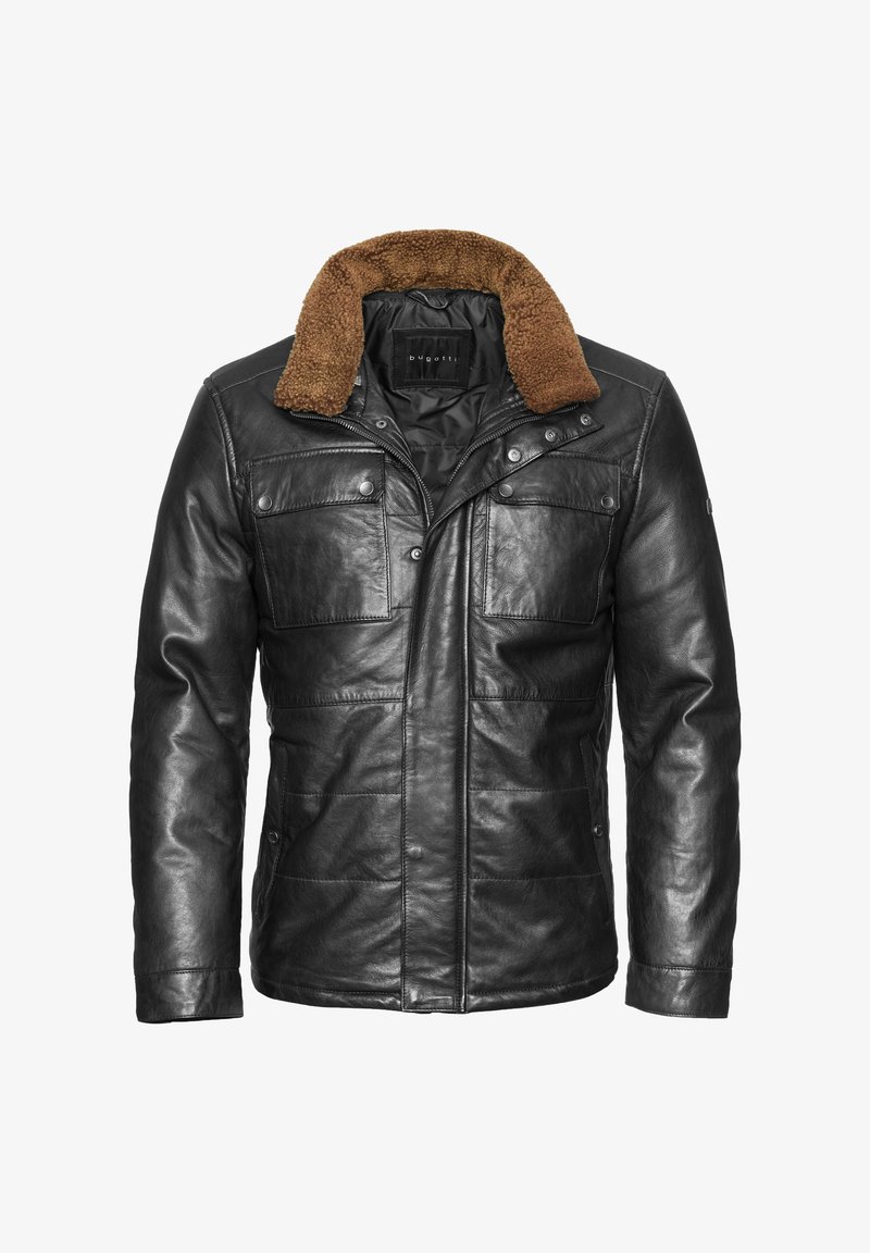 Zwarte leren jas met een bruine schapenvachtkraag, meerdere voorkantzakken, knoopsluiting en een gladde afwerking.