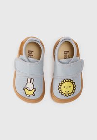 Chaussures en tissu bleu avec broderie de lapin jaune et de soleil, fermeture Velcro, semelle en caoutchouc et accents beige. Idéales pour les enfants.