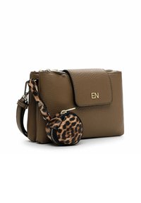 Hnědá kožená crossbody taška s klopou, zlatými kovovými detaily a odnímatelnou leopardí peněženkou na mince se zipem.
