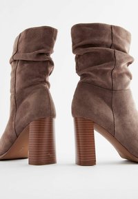 Next FOREVER COMFORT SLOUCH HEEL - Stivali alti - tan brown