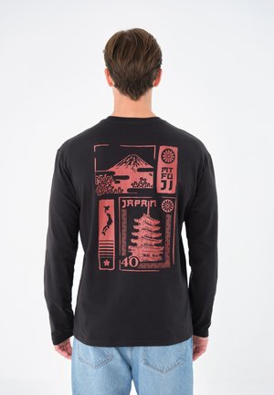 Schwarzes Langarmhemd mit rotem Grafikdesign von Mount Fuji, Pagode und Japan, mit kulturellen Motiven in verschiedenen Bereichen. Aus Baumwollmaterial.