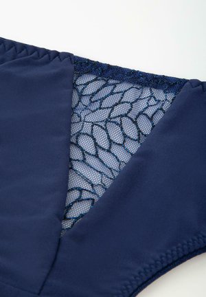 Granatowy kostium kąpielowy o gładkiej tkaninie, z siateczkowym panelem w wzór rybiej siatki oraz niebieskimi akcentami. Szczegóły szwów widoczne na krawędziach.