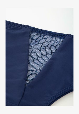 Granatowy kostium kąpielowy o gładkiej tkaninie, z siateczkowym panelem w wzór rybiej siatki oraz niebieskimi akcentami. Szczegóły szwów widoczne na krawędziach.