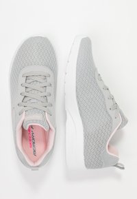 Zapatillas deportivas de malla gris claro con acentos en rosa, puntera redonda y suela blanca acolchada; cuentan con un diseño de ajuste con cordones regulables y un logo en la lengüeta.