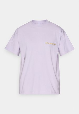 Camiseta de algodón lavanda con mangas cortas, escote redondo y un pequeño texto gráfico amarillo "Estudiantes" en el lado izquierdo del pecho.