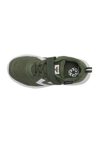 Grüner textile Sport-Schuh mit einem atmungsaktiven Mesh-Obermaterial, Klettverschluss, weißer Sohle und einem markanten Logo auf der Zunge.
