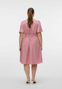Vero Moda Curve VMCMELANEY MIDI - Košilové šaty - nostalgia rose