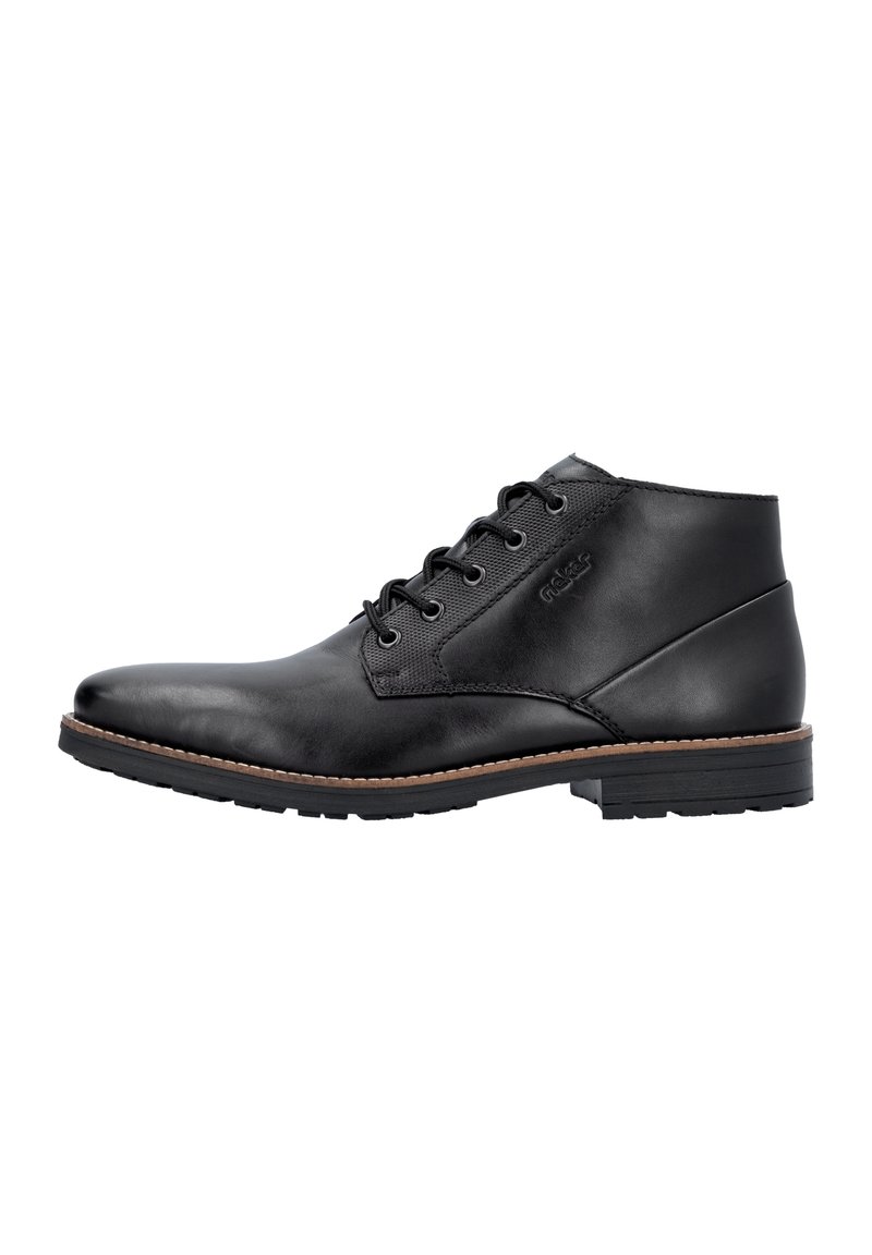 Bottine en cuir noir avec un bout arrondi, panneau latéral texturé, laçage à six œillets et semelle brune contrastante. Fini lisse avec des détails de couture.