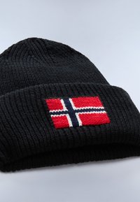 Svart stickad mössa med ribbad textur, prydd med en röd norsk flagga broderad på framsidan, accentuerad med vita och blå linjer.