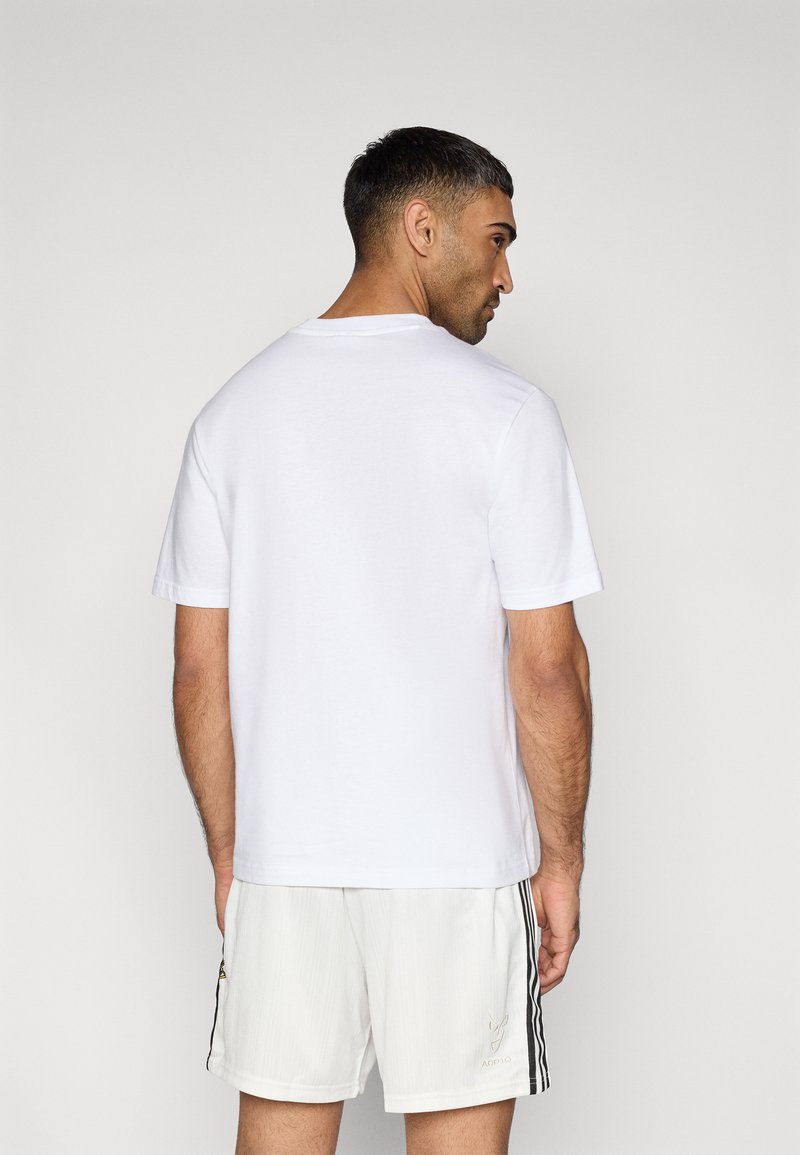 Weißes T-Shirt mit kurzen Ärmeln aus weicher Baumwolle, mit Rundhalsausschnitt und lockerem Schnitt, von hinten gezeigt mit schlichtem Design.