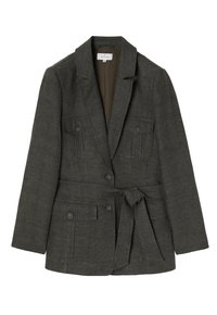Olivengrøn blazer med tekstureret stof, to forlommer, et bælte i taljen og en flapkrave. Har to knaplukninger.