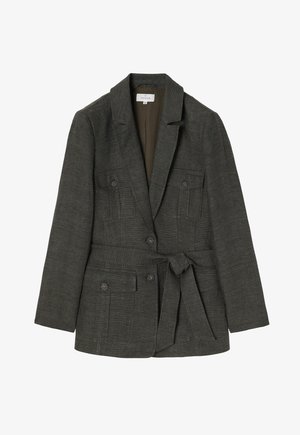 Oliwkowa marynarka z teksturowanej tkaniny, z dwoma przednimi kieszeniami, paskiem w talii oraz klapami. Posiada dwa zapięcia na guziki.