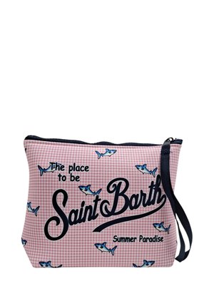 Roze ruitjes ritszakje met blauwe haaiillustraties en zwarte tekst met de tekst "The place to be Saint Barth Summer Paradise" en een zwart polsbandje.