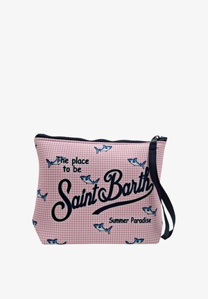 Roze ruitjes ritszakje met blauwe haaiillustraties en zwarte tekst met de tekst "The place to be Saint Barth Summer Paradise" en een zwart polsbandje.