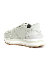 Sneaker grigie chiare con una suola a strati, caratterizzate da una texture liscia, cuciture a contrasto e una forma arrotondata con un leggero rialzo.