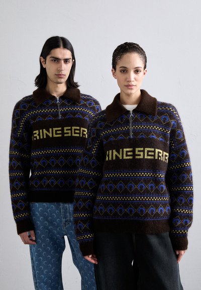 Maglione in maglia marrone con collo a zip, motivi geometrici colorati in blu e giallo, e il testo audace "RINGSER" sul petto.