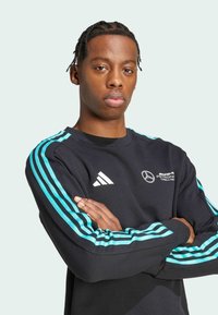 Sort sweat-shirt med teal tre-stribedesign på ærmerne, prydet med adidas-logo og Mercedes-AMG Petronas branding på forsiden.