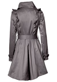 Grå trenchcoat med volangdetaljer, midja med bälte och långa ärmar. Kjolen är utsvängd med en slät textur och en hög krage.