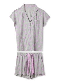 Completo pigiama grigio a maniche corte con motivo a farfalle viola, composto da una maglietta con bottoni e pantaloni corti con vita elastica e fiocco.