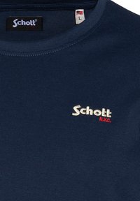 Camiseta de algodón de color azul marino con mangas cortas, que presenta un cuello redondo y un logo bordado "Schott N.Y.C." en blanco y rojo.