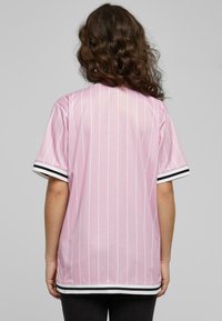 Karl Kani KK VARSITY PINSTRIPE BASEBALL - Camicia - pink white