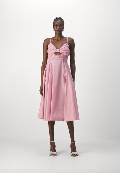 Roze midi-jurk met spaghettibandjes, voorzien van een gedraaid lijfje en uitsnijding, gemaakt van lichtgewicht stof met een gladde textuur.