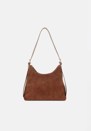 Sac à bandoulière en daim marron avec une seule bandoulière et une fermeture éclair, présenté sur un fond uni clair.
