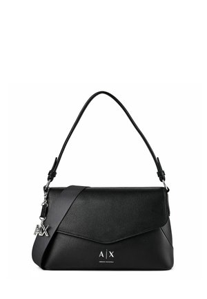 Schwarze Armani Exchange Handtasche mit verstellbarem Schulterriemen, silbernem A|X Logo-Anhänger und Klappverschluss auf einfachem weißem Hintergrund.