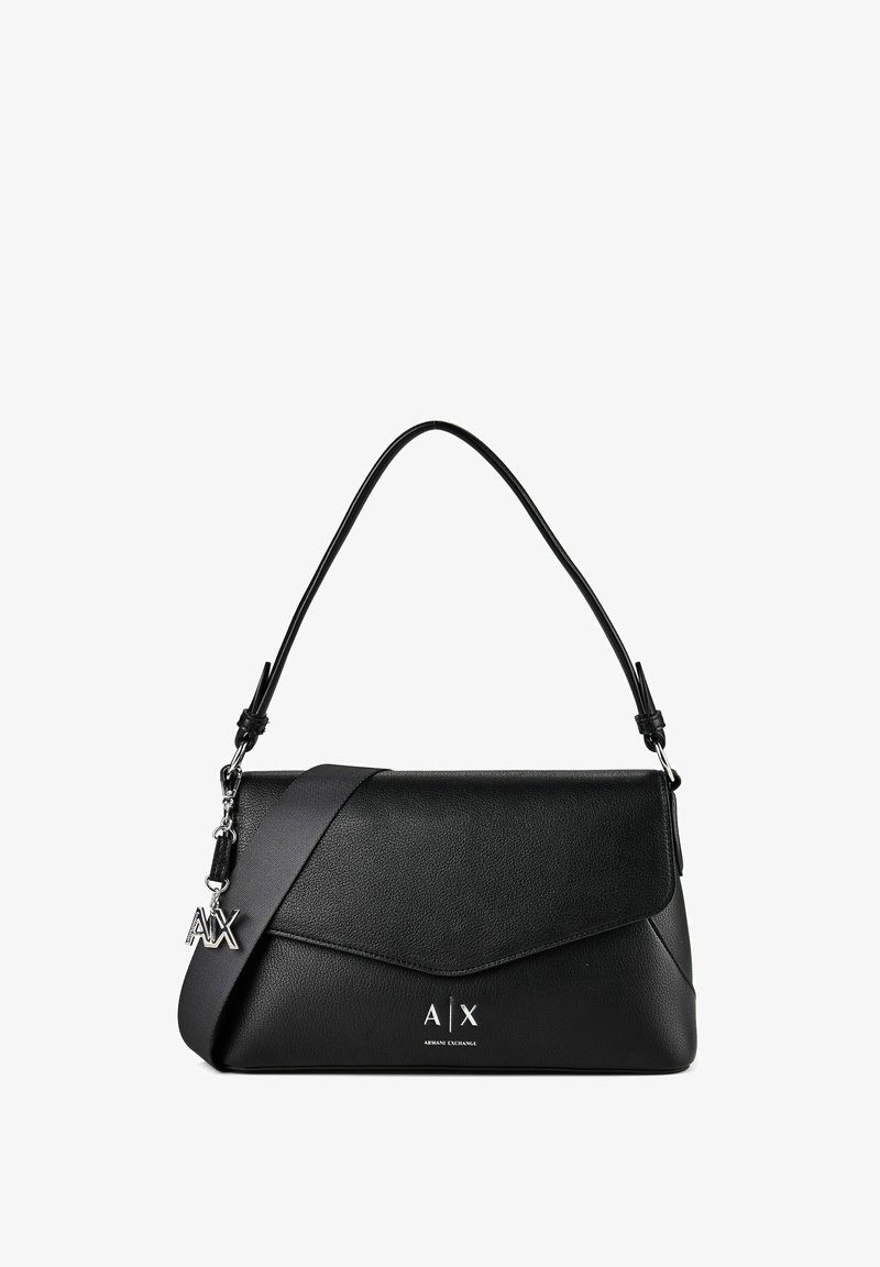 Sac à main noir Armani Exchange avec bandoulière réglable, breloque logo A|X argentée et fermeture à rabat sur fond blanc uni.