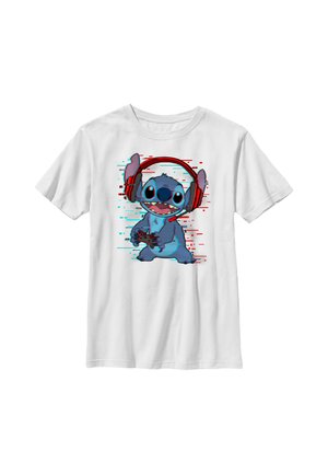 Hvid t-shirt med grafik af en blå karakter med et rødt headset og en spilcontroller, med digitale glitch-effekter.