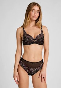 Zwarte beha en set met hoog uitgesneden slips met bloemrijke borduurwerk in meerkleurige draden, doorschijnende panelen en delicate metalen accenten.