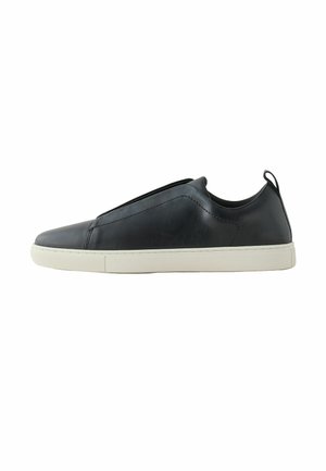 Sort læder slip-on sneaker med hvid gummisål og træksnor ved hælen vist i sideprofil på hvid baggrund.